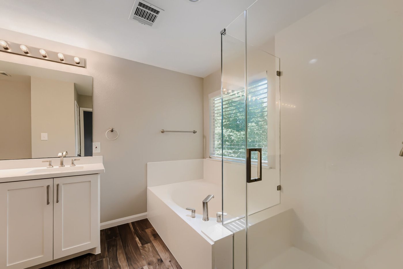 Full bathroom with a white vanity at 11 Wineberry Pl, The Woodlands
