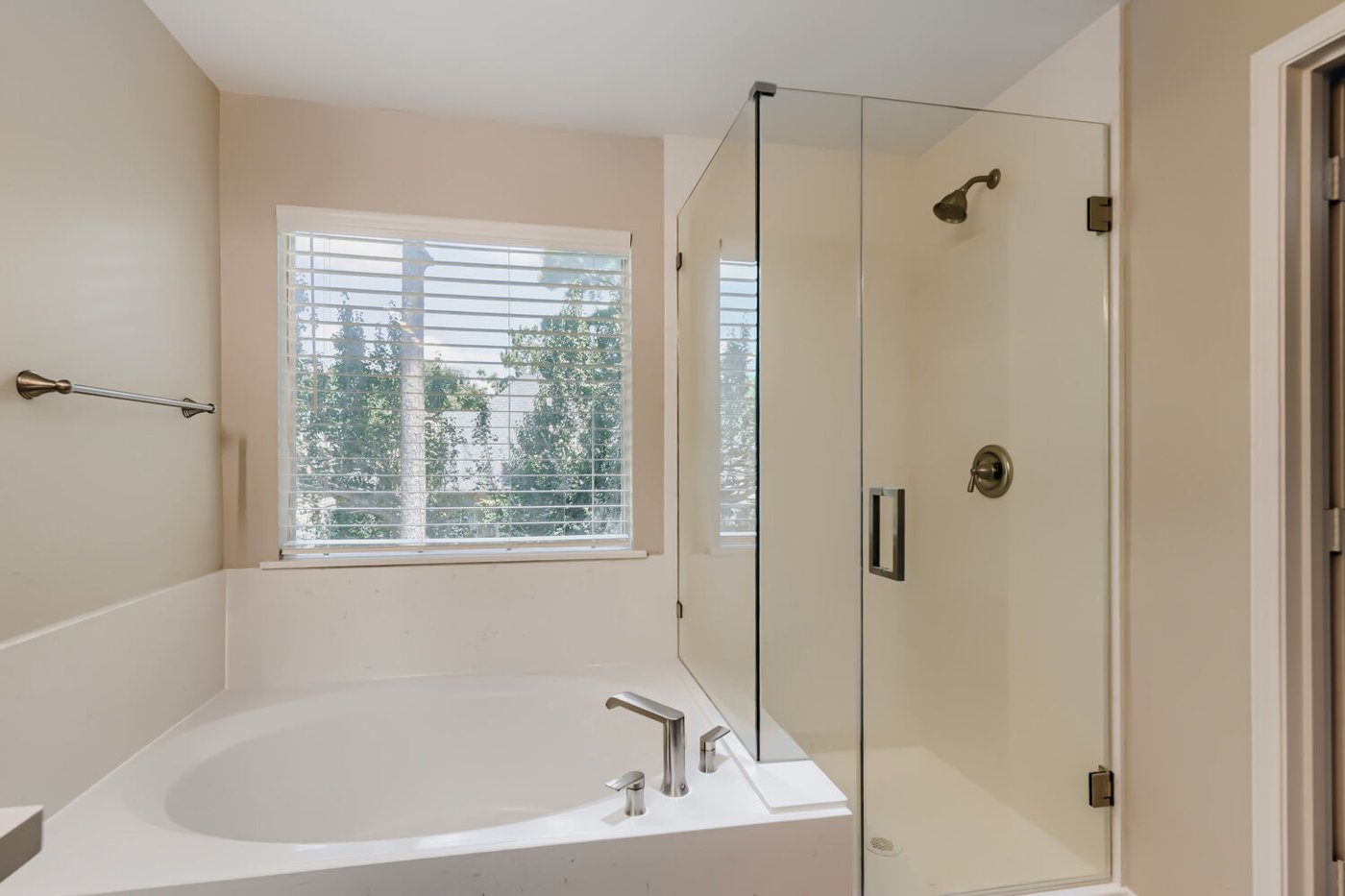 Full bathroom with a tub shower at 11 Wineberry Pl, The Woodlands, TX