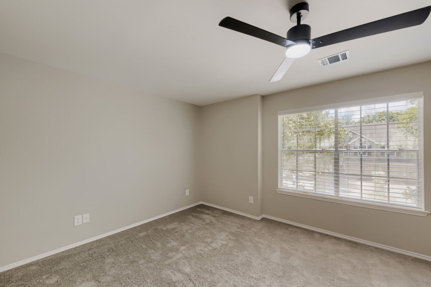 Second bedroom with plush carpet and a ceiling fan at 11 Wineberry Pl, The Woodlands
