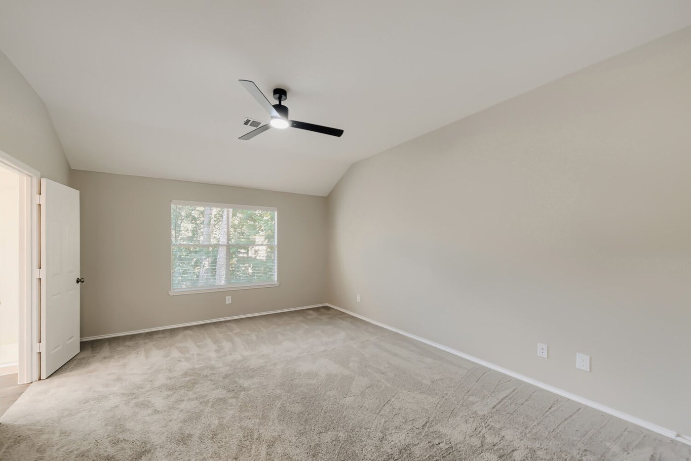 Carpeted primary bedroom with a ceiling fan at 11 Wineberry Pl, The Woodlands
