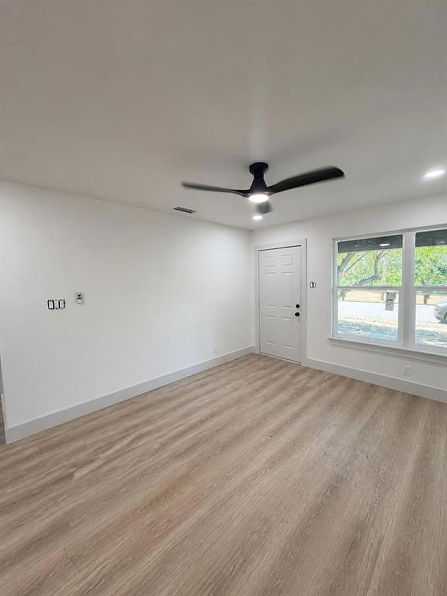 Living room at 1241 E Pentagon Pkwy, Dallas