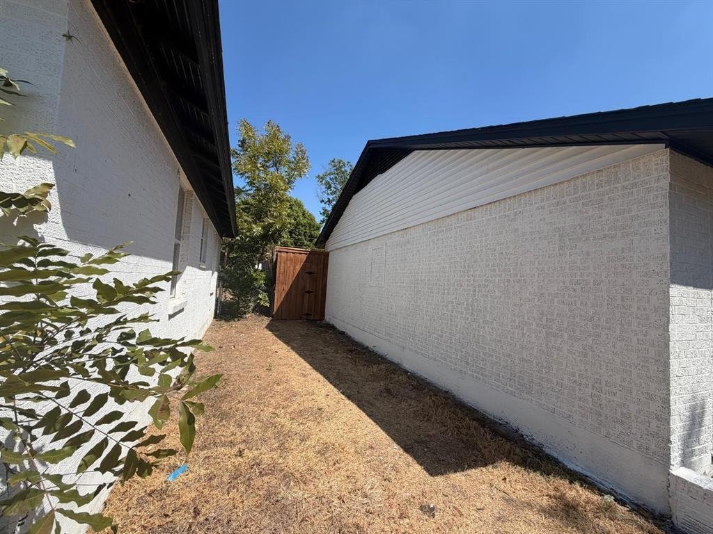 Side yard at 1241 E Pentagon Pkwy, Dallas