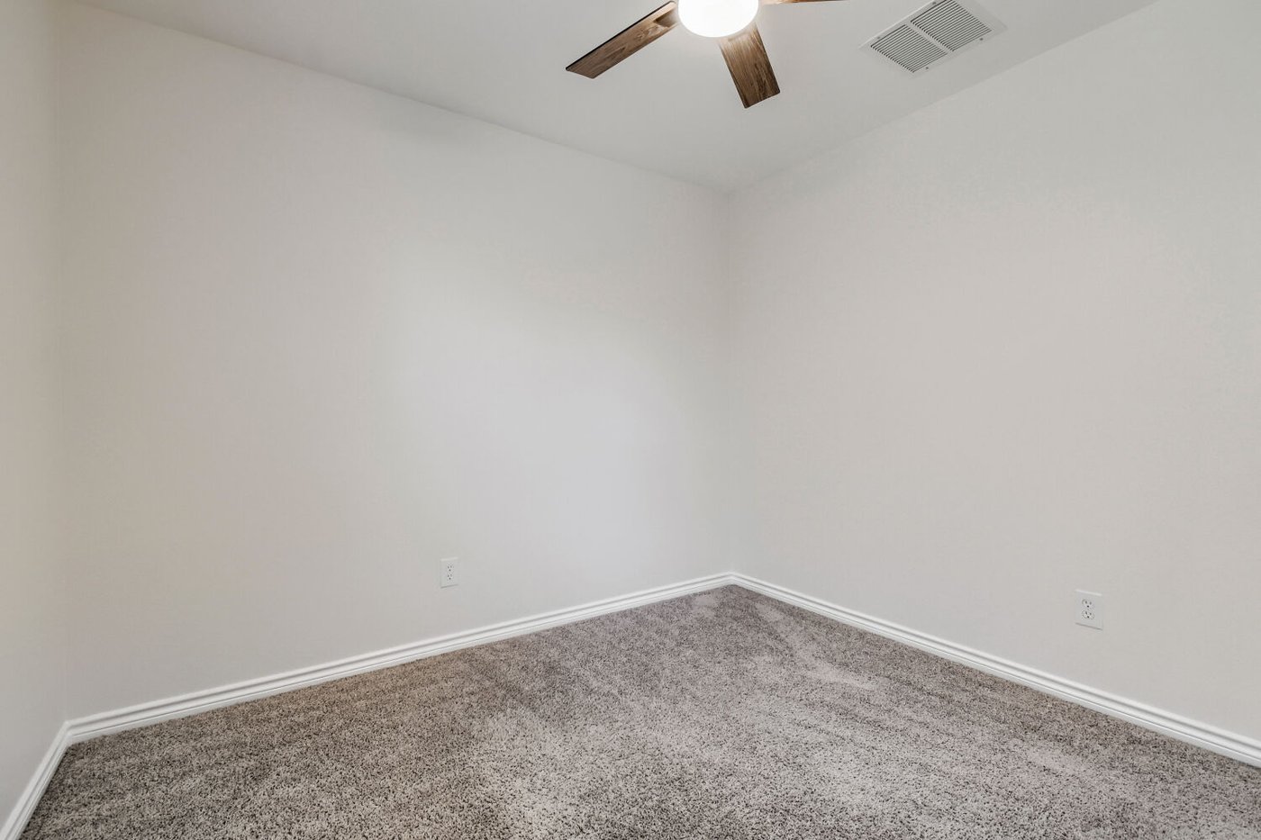 Third bedroom with a ceiling fan at 1309 Fantail Ln, Ennis, TX