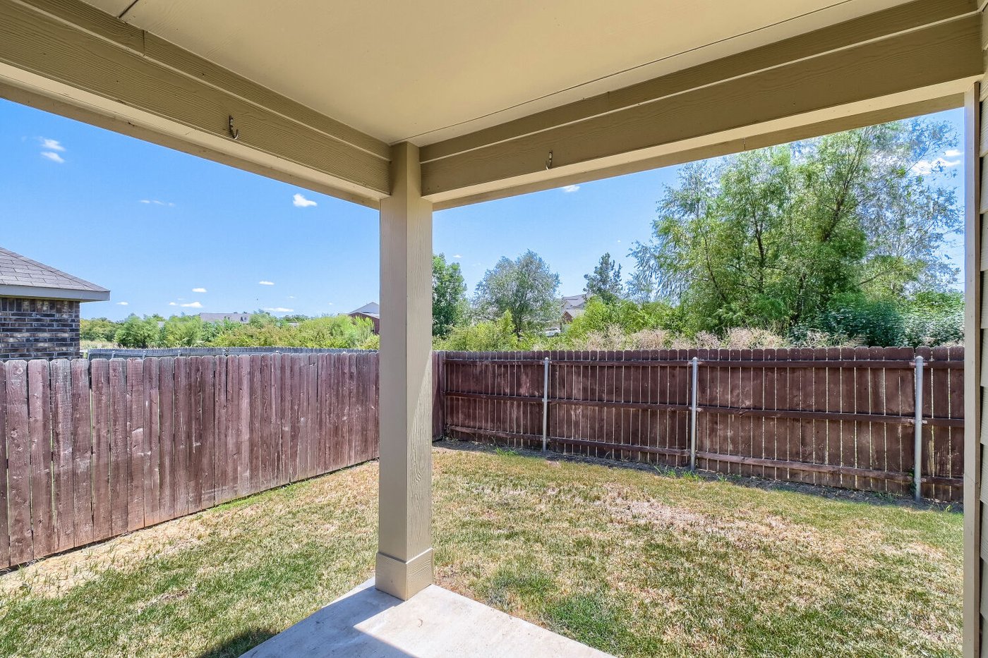 Covered back patio at 1309 Fantail Ln, Ennis