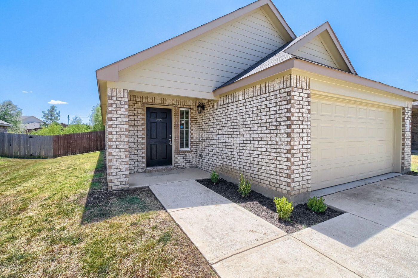 1309 Fantail Ln, Ennis TX single story brick home for sale