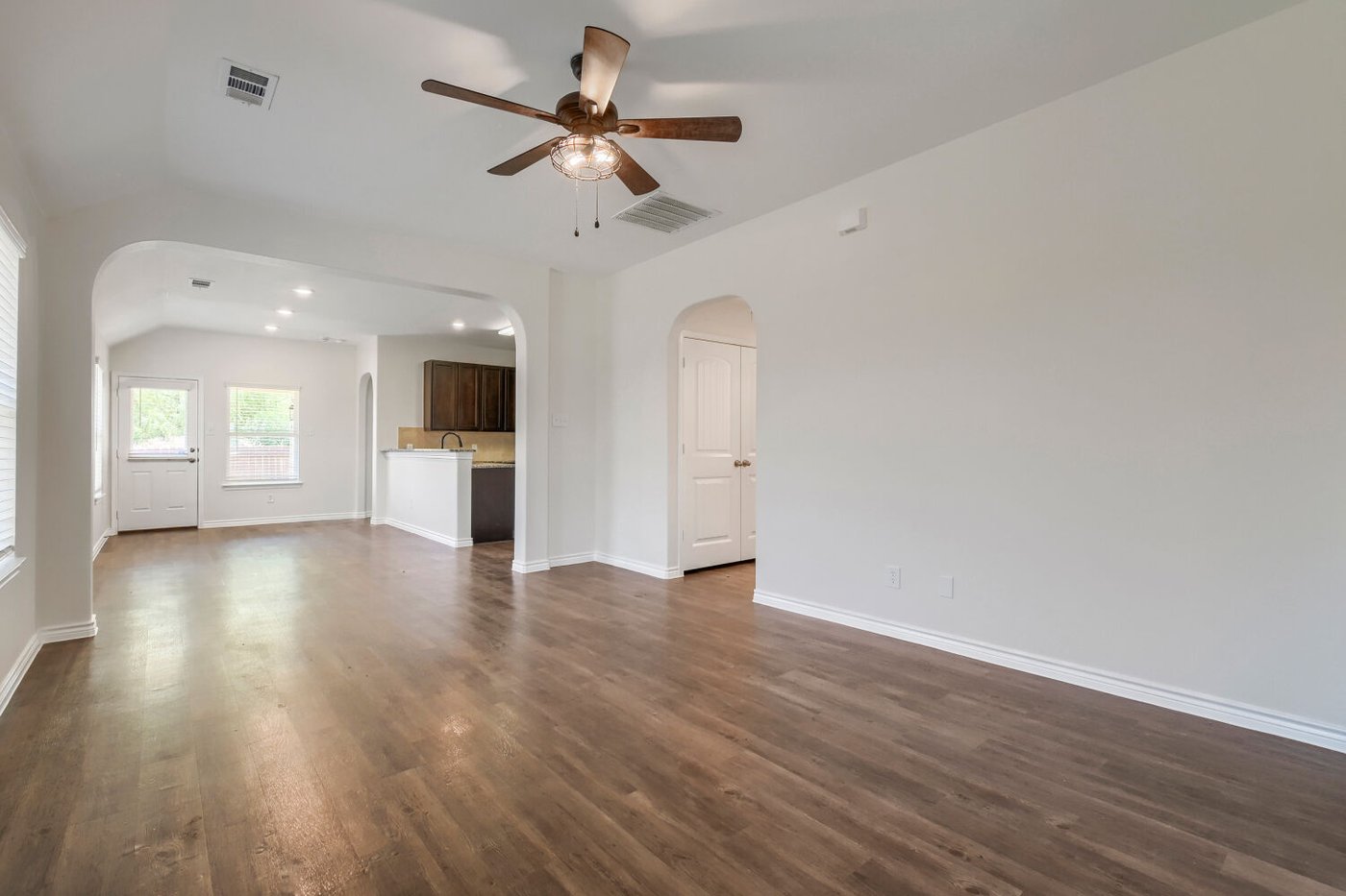 Living room open to the kitchen at 1309 Fantail Ln, Ennis