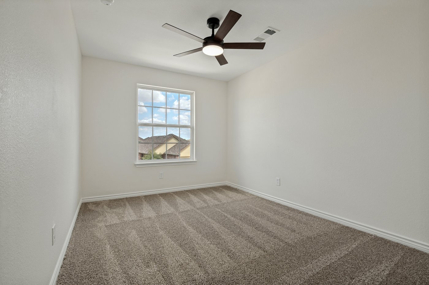 Second bedroom with new carpet at 1403 Kinglet Dr, Ennis
