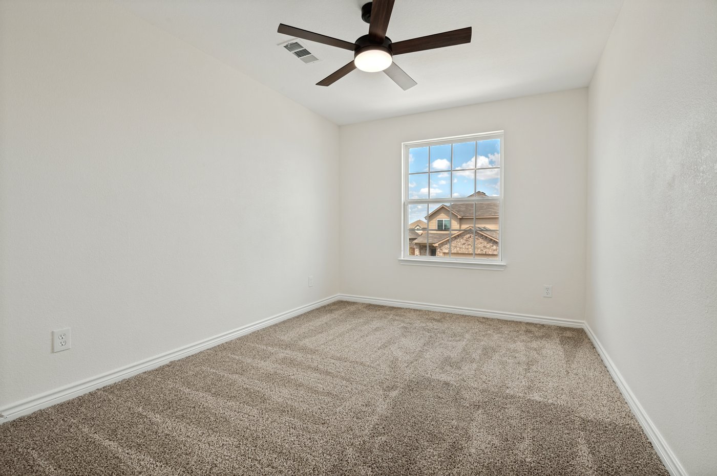 Third bedroom with a ceiling fan at 1403 Kinglet Dr, Ennis, TX