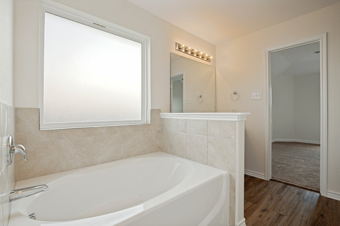 Primary bath with a separate soaking tub at 1403 Kinglet Dr, Ennis, TX