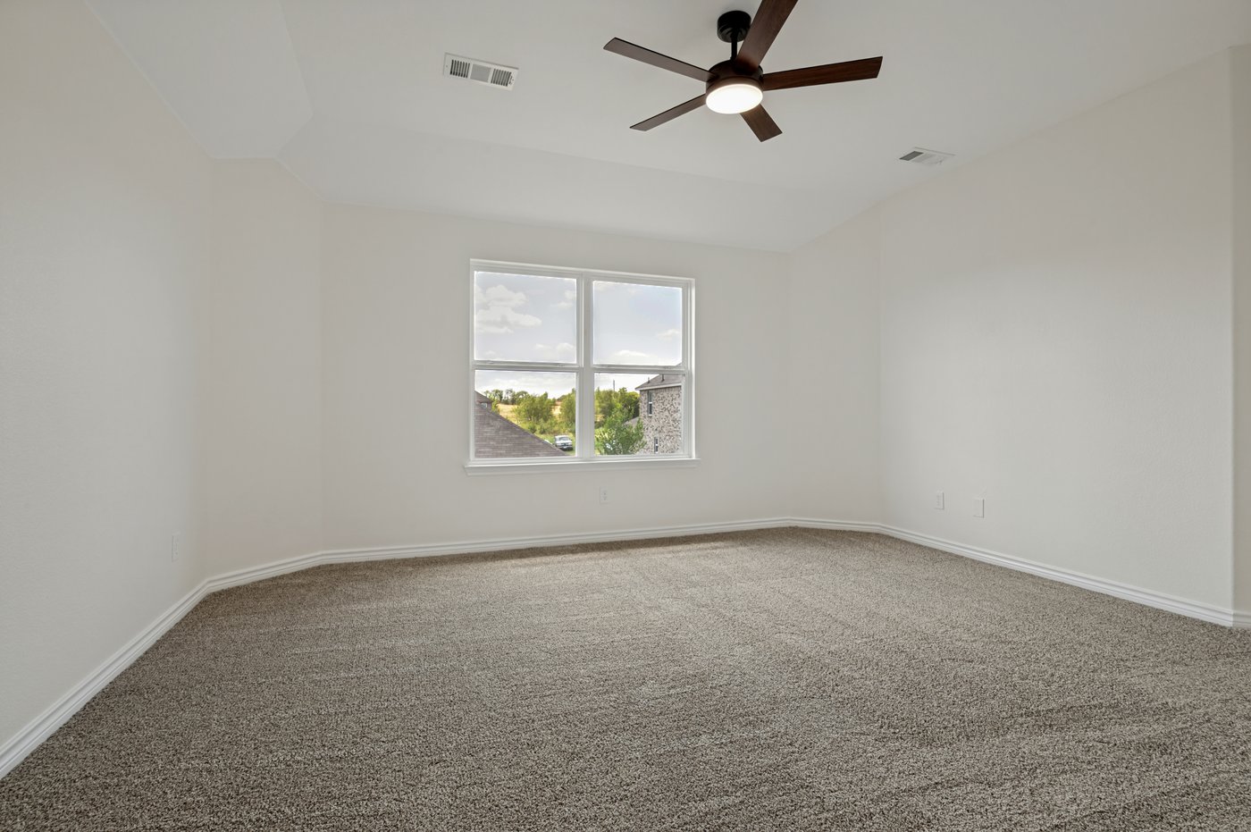 Spacious primary suite with new carpet at 1403 Kinglet Dr, Ennis, TX
