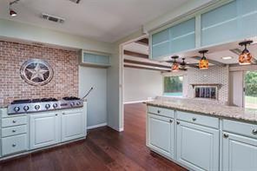 Kitchen with granite counters and a gas cooktop at 1608 Freeman Ct, Arlington
