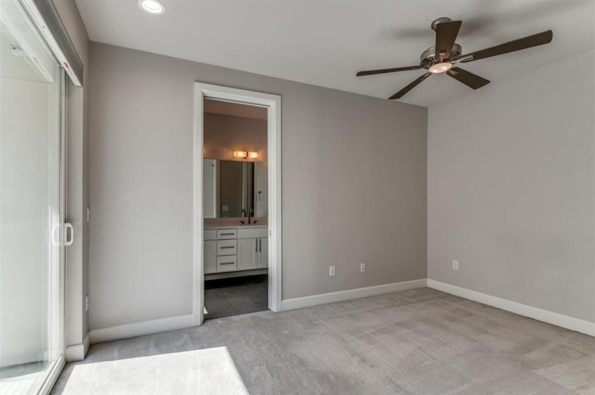 Second bedroom with an en suite bath at 2016 N Fitzhugh Ave #104, Dallas