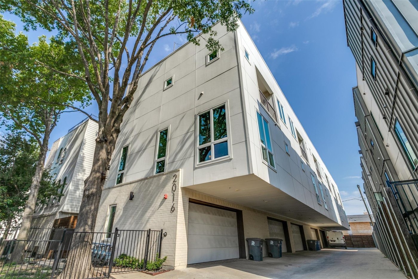 Front exterior of 2016 N Fitzhugh Ave #104, a modern 3-story condo for lease in Dallas, TX