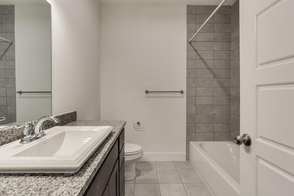 Second full bathroom with tub and shower at 206 Topaz, New Braunfels