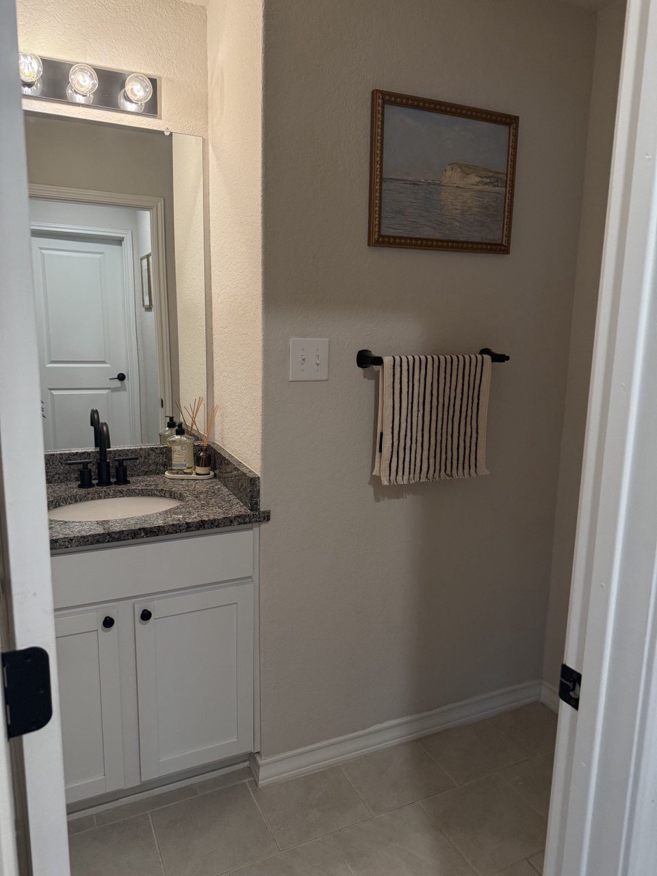 Full bathroom at 22126 Backspin, San Antonio