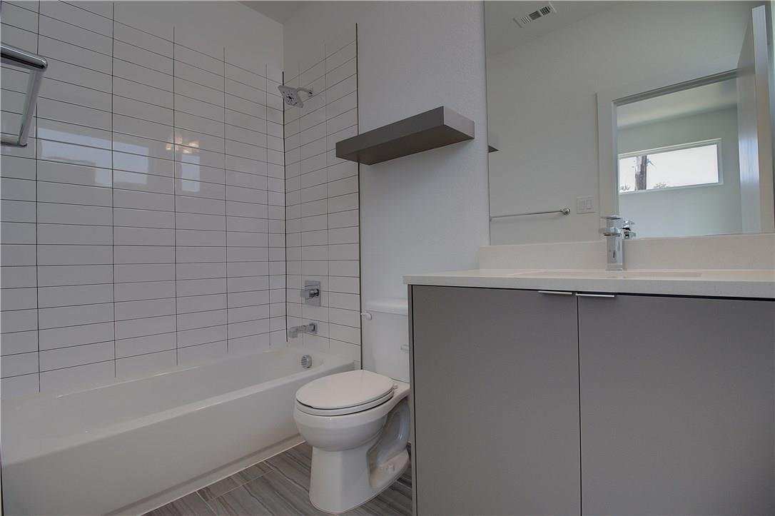 Full bathroom with a tiled tub shower at 2310 N Carroll Ave Unit 105, Dallas