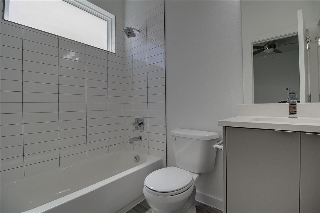 Full bathroom with a tub shower and vanity at 2310 N Carroll Ave Unit 105