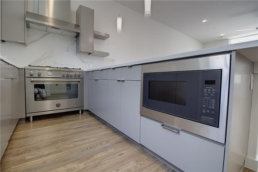 Kitchen with a commercial grade gas range at 2310 N Carroll Ave Unit 105, Dallas