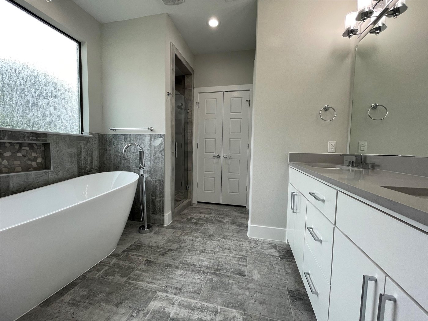 Primary en suite bath with a garden soaking tub and separate shower at 2417 N Winnetka Ave