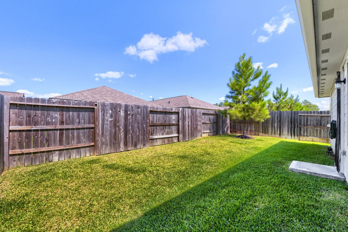 Private backyard at 2729 Cadiz Bay Dr, Conroe