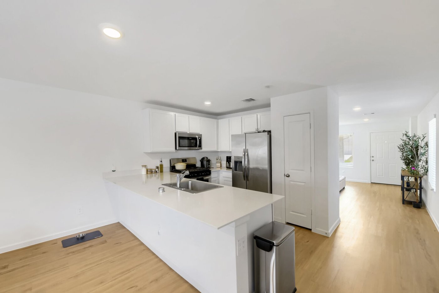 Kitchen open to the living space at 2729 Cadiz Bay Dr, Conroe