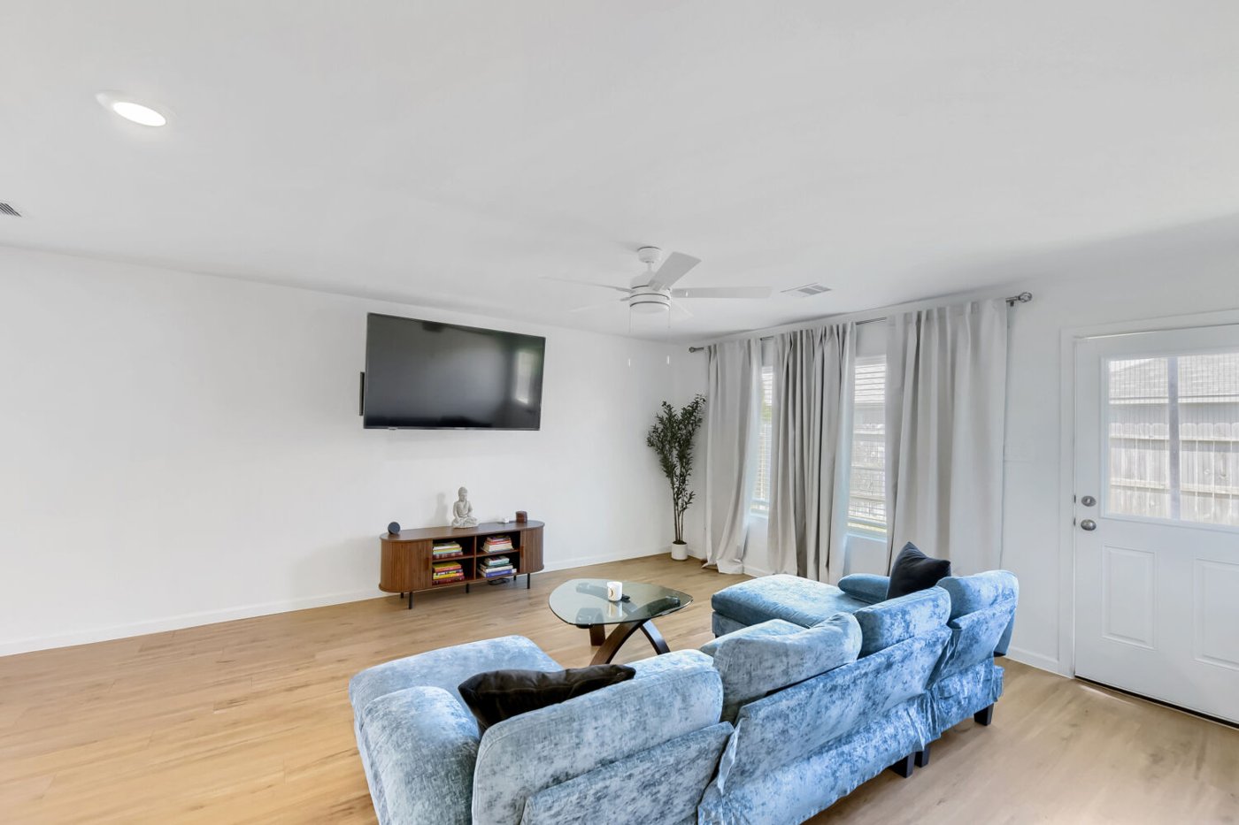 Spacious living room with natural light at 2729 Cadiz Bay Dr, Conroe