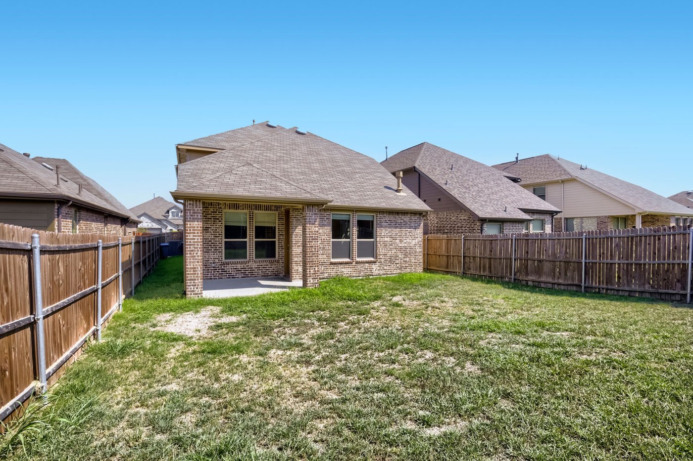 Fenced backyard with green grass at 3925 Chesapeake Ln, Heartland