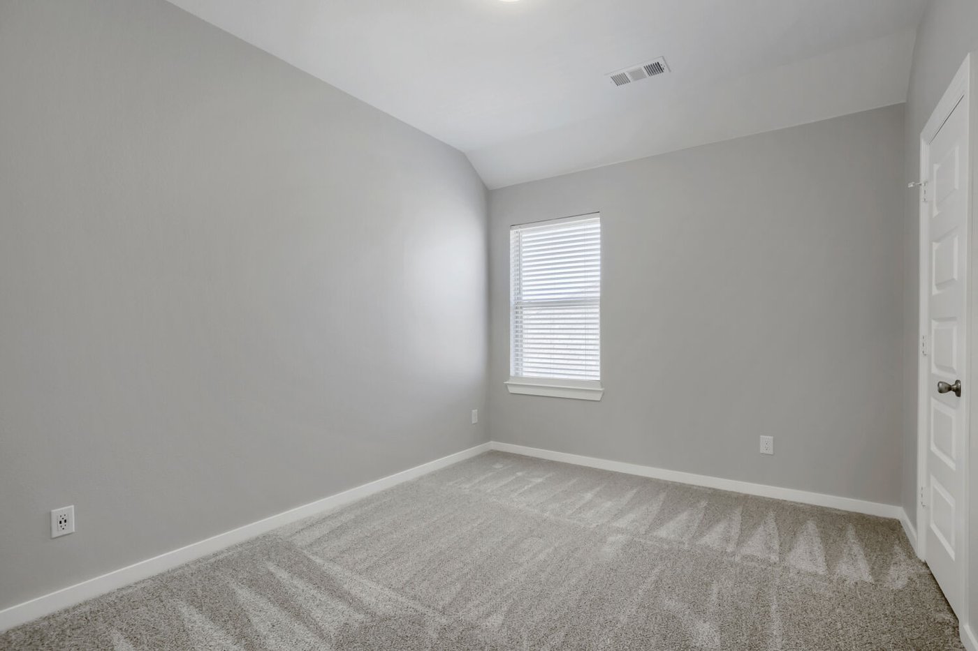 Third bedroom with new carpet at 3925 Chesapeake Ln, Heartland, TX