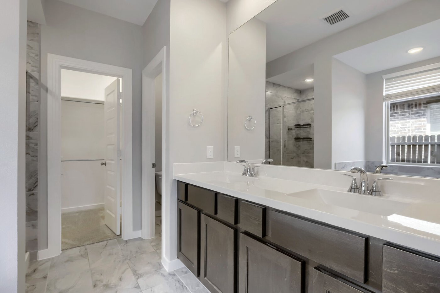 Primary bathroom with dual sink vanity at 3925 Chesapeake Ln, Heartland