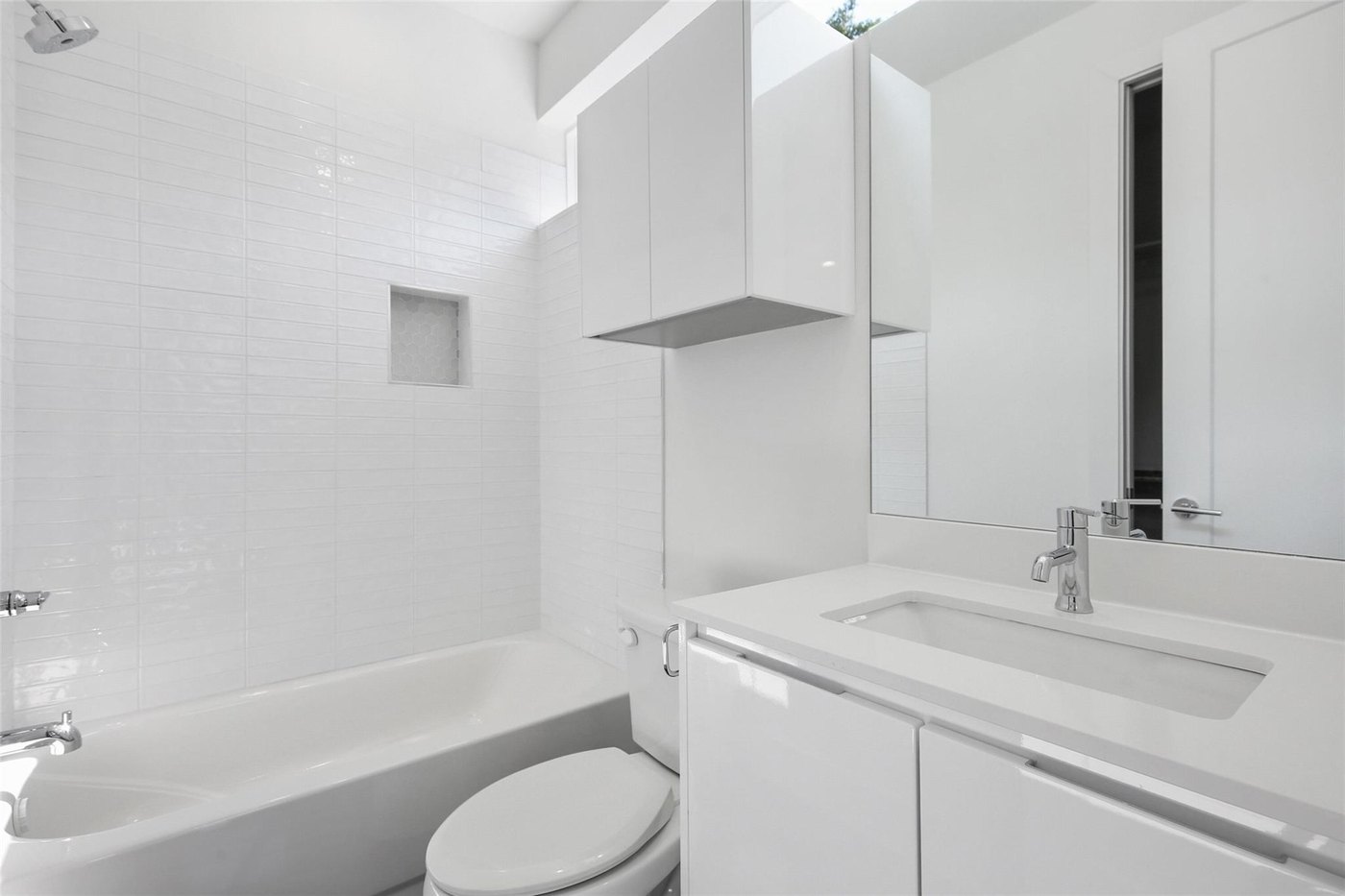 Full bathroom with a tiled tub surround at 4904 Lexington Ct, Dallas