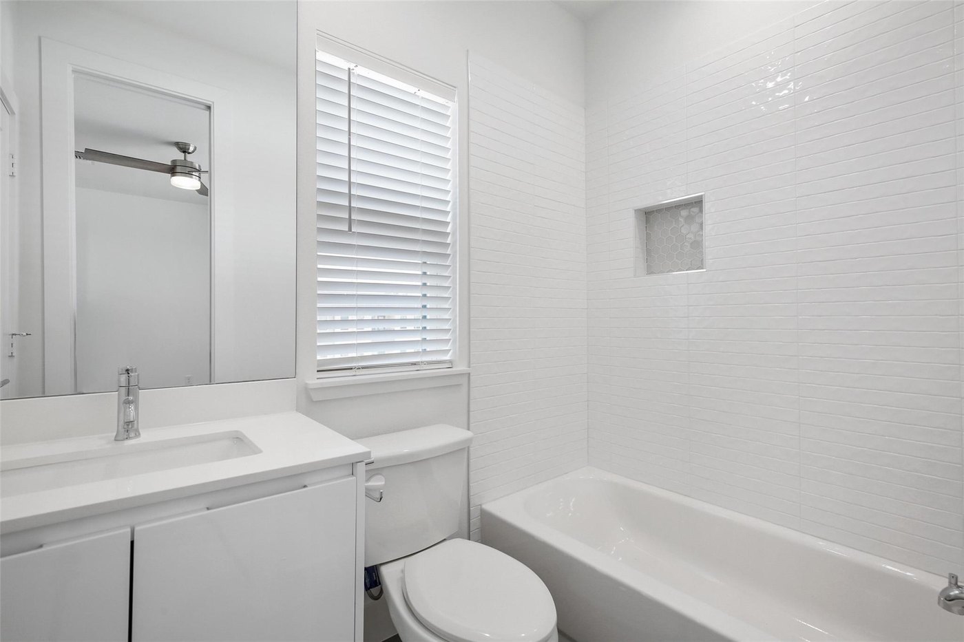 Full bathroom with a tub and vanity at 4904 Lexington Ct, Dallas
