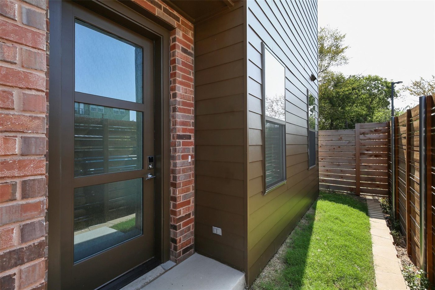 Front entry with a private side yard at 4904 Lexington Ct, Dallas