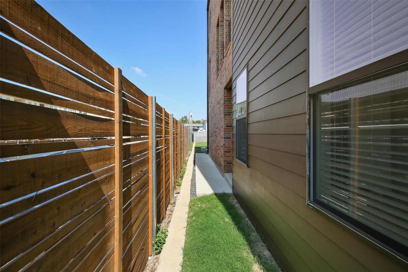 Fenced side yard walkway at 4904 Lexington Ct, Dallas
