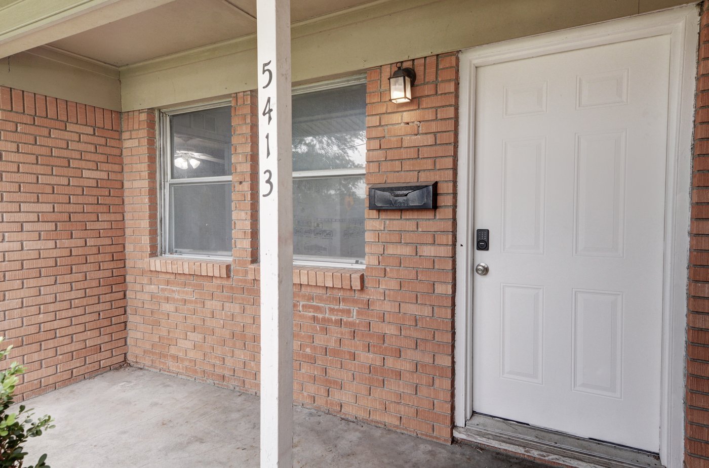 Covered front entry at 5413 Wedgwood Dr, Fort Worth